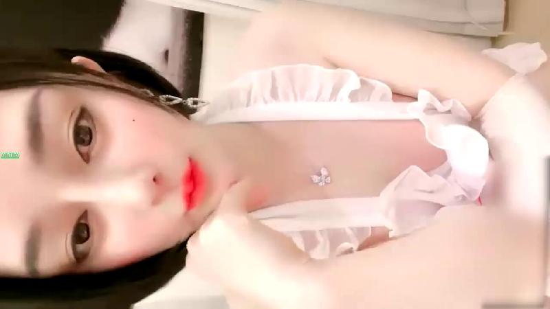 {Teaching the rookie to play the game of King of Glory, she has long legs and loves to play. She screams and makes waves. She spasms and drops her phone. [Showing her face