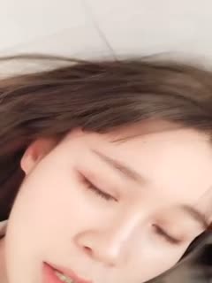 KIKI, a cute girl with pure short hair, has a vibrating egg in the bathroom and has a large amount of water spraying. She keeps moaning and panting. It is very tempting. Don't miss it if you like it.