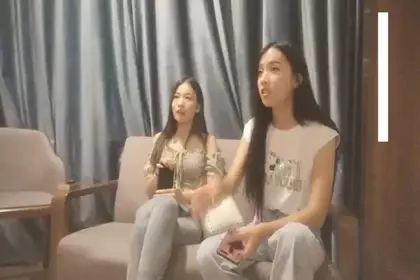 pretty girl with long hair touches her pussy and the sound of her pussy juice interweaves makes daddy get hard!