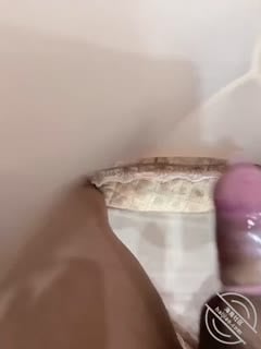 Big nipples sister first went to the sea, took off her underwear to expose her breasts, thin waist and fat buttocks, close-up of the vagina with a pen, inserted in a slanting position, extremely lewd