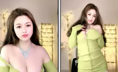The latest domestic AV drama new work - the gray interest of the goddess with the best figure and beautiful legs, kneeling licking, forced oral sex, multiple positions on the sofa, no condom, oral sex, swallowing cum, super temptation