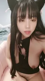 Self-filmed threesome beautiful young model let the little brother play threesome very exciting, black silk high heels temptation full face licking pussy turn to give the big brother oral sex, let the big brother fuck the anus grass pussy obscene voice