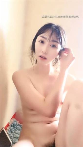 The ever-changing little fairy has a new trick, [Bubble Gu], super cute baby voice, thin and straight long legs, pink and tight little pussy, earning more than 10,000 yuan a day