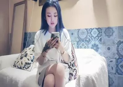 Crystal dildo inserted into two holes at the same time, double the pleasure, inserted into the pussy together to burst, sucked on the table beautiful ass riding, pulled out with a lot of mucus