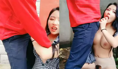 The best busty beauty seduces the uncle in the rural courtyard and fights fiercely in the corner. People watch and take pictures. It is very exciting to deep throat and swallow the cum. The cum overflows from the corner of the mouth and drips on the big breasts. A lot of squirting