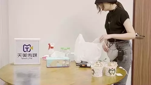 Le Xiaoxue [Intern Assistant's First Day Shooting AV] Naked on the Set Workplace Sex Education