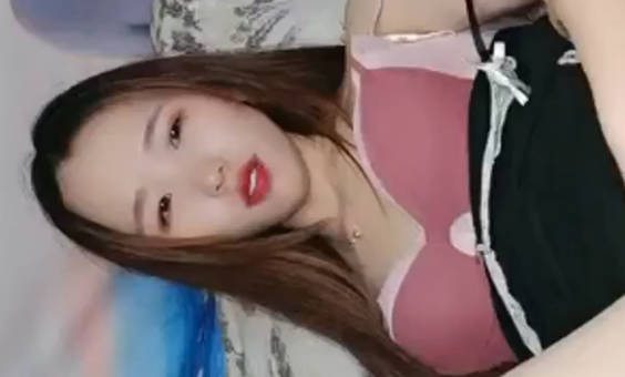 The goddess with good looks is coquettish, charming, sexy and has a good figure. She accompanies her wolf friends to tease and knead her firm tits and pussy. Close-up shows a lot of lewd water