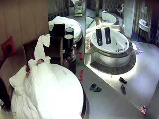 The TP of the water drop monitoring in the love hotel seems to be a fat guy who just finished a party. He really knows how to play and let his girlfriend ride on him in a student uniform.