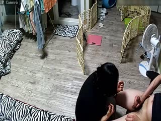 The home webcam was secretly filmed by a young wife who couldn't have sex during her period, so she had to work hard to rub oil on her husband's penis and make a gurgling sound. Finally, she got a facial cumshot.