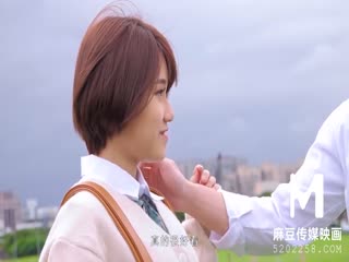 Long-legged Internet celebrity wearing stockings, I couldn't help but kiss him and flirt with him