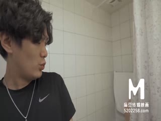 Chinese girl squirts while masturbating