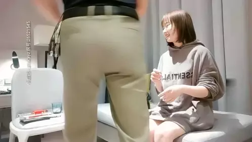 Mr. Shen's late night scene with a short-haired girl in a sweater. She looks good and smiles sweetly. She has a deep throat blowjob and a signature move of lifting her legs and entering the side to fuck hard.