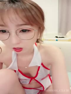 A young Chinese couple is having sex at home. The atmosphere is cheerful. The boyfriend enters the big ass from behind from the first perspective, slaps and fucks, and the ass is beaten red