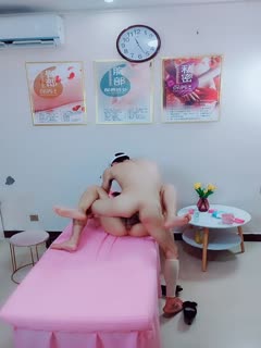 Professional private massage club, male technician gives oil massage to female customer, thirsty and hardcore, fucking the woman on top, episode 03