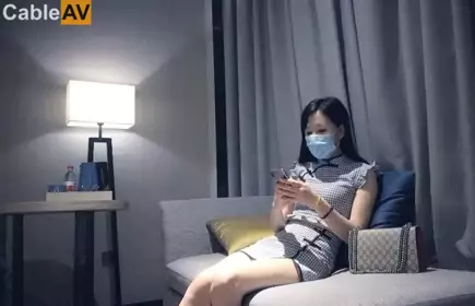 A Chinese couple takes a bath together. After taking a bath, they put on shower gel and stand up to enter from behind. They hold the mop with both hands to gain leverage. Their white flesh shakes wildly.
