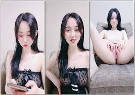 The tall and beautiful secretary came to the boss's house to seduce, and the unprotected penetration and anal sex looked hungry