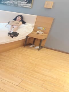 The unrestrained young lady who made an appointment online took off her clothes and spread her legs to rub her pussy. She had an orgasm and squirted, and the sofa was wet.