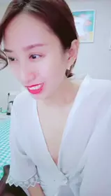 The younger sister is a little slut, showing her face in a sexy uniform and stockings, giving a blowjob with a big dick and a prop, letting the younger brother ravage her on the bed, moaning and cumming