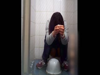 The boss's long-legged secretary was filmed in the women's restroom of the office building. She was beautiful and her pussy was beautiful. She was filmed for a week.