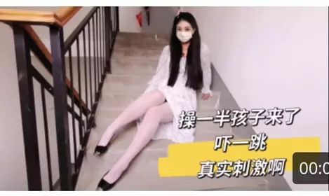 High-quality pretty goddess in a small suit, black stockings, tight-fitting chest wrap, sexy and heart-throbbing, unable to bear the rising desire, hard cock, kissing and caressing, spreading beautiful legs, banging and pounding vigorously [watermark]