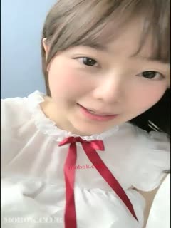 High-value OO baby-faced sweet cute girl, slightly fat, fleshy, fair skin, milk poured on her breasts, licking them herself