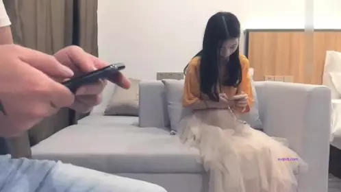 The pink and tender little beauty in a white skirt is invited to the hotel to take off all her clothes and take a bath together. She has long legs and slim buttocks and puts on her white skirt again and sits on the cock to make love. It feels so good [watermark]