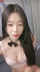 Black-haired sweet girl, seductive high-perspective black stockings and long legs, Mu Er opened wide, pink meat buds poked out of the hole