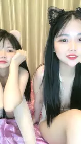 New OO cute sisters go to the sea together, the two girls are surprisingly tender, and they need a strong man to satisfy them