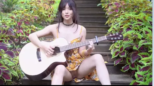 STP30922 In order to attract fans, the female anchor recorded an outdoor MV of playing guitar and singing. She deliberately did not wear underwear and accidentally exposed it to the fans as a benefit.