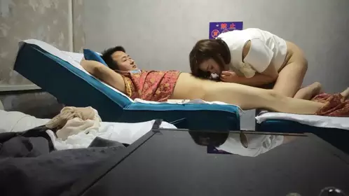 The masseur doesn't give a good massage, but presses the customer's dick!