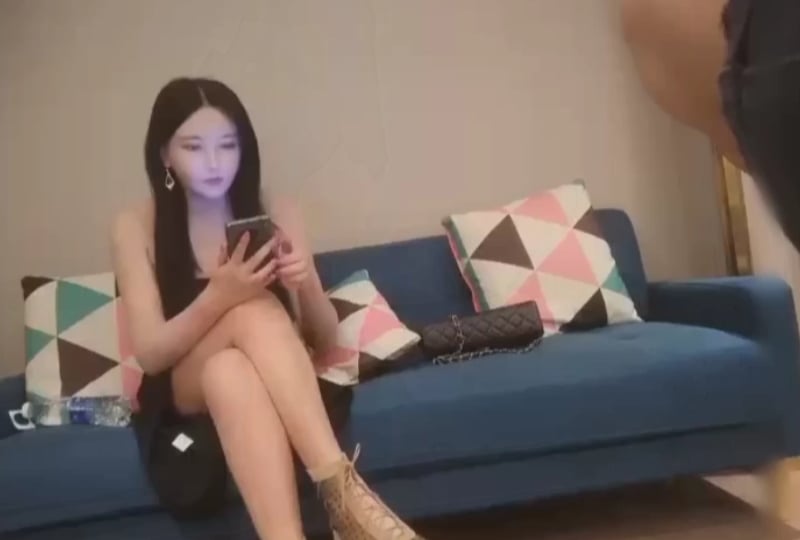 Black skirt long-legged girl riding on top!