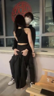 Make an appointment with a popular student girl, a slim girl with long legs, squatting down to give a blowjob, licking a dick, lifting her legs and thrusting, and putting it on the table and hitting it hard