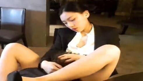 International socialite Liu Yue plays the manager and punishes the male employee who is late!