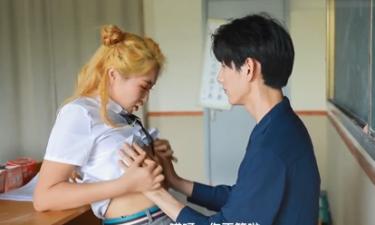After school, the goddess Shen Qiao was detained by the handsome teacher. She said directly that she only wanted the teacher to deflower her
