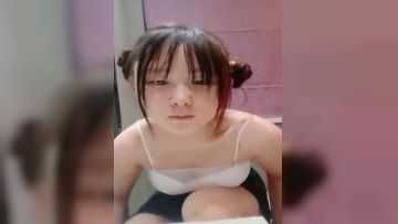 The white fox girl is cute and adorable, showing her face in a short skirt, listening to the wolf friend's instructions to take off her clothes, her breasts are well developed, and she is tempted to dance with a blind dick and spread her pussy to see the lewd water flowing, episode 01