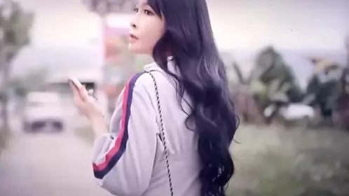 The long-legged and hip-shaped female internet celebrity took a taxi to a coffee shop and forgot to bring her wallet, so she used her body to pay for it