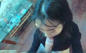 The long-legged beautiful young woman who has been hooking up for a long time has slender long legs, sexy and beautiful buttocks and is fucked in the living room