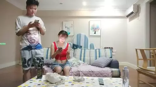Momo makes an appointment with a young girl and a new guy to make an appointment with a sweet little sister. Rub her breasts and fuck her on the sofa for a while. Then she rides and thrusts in the bedroom and holds her waist from behind and hits her hard.