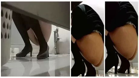 High heels and black silk long legs stewardess, secretly photographed the beautiful scenery in the women's toilet, face...