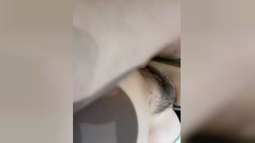 The slut in yellow battle robe lets the big brother fuck her in the hotel. She licks the cock while flirting with the wolf friend. The slut's pussy is full of juice and the slut's juice is shiny. Let the big brother fuck her pussy and fuck her ass. Episode 01