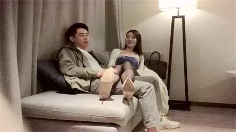 Sexy black silk long-legged girl took a shower and put on high heels and raised her legs on the sofa to fuck