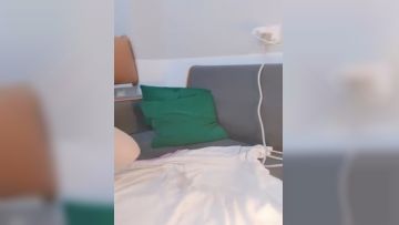 The pink and tender Lolita live show accompanies the wolf friends, the obscene words interact and flirt, the sexy tits are hairless and the pussy is fucked with props and there is a lot of lewd water, Episode 02