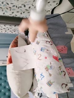 The coquettish young wife shows her face at home and enjoys the bombardment and ravage of her pussy. She inserts the props from the front and back to cater to the thrusting of the props. The slutty pussy is flooded with lewd water. She washes her pussy in the bathroom for the wolf friends to see. Interactive flirting episode 03