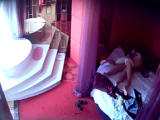 The dialogue is clear. The chubby little TP in the love hotel and the tall beauty passionately hugged the beauty to the bathtub!
