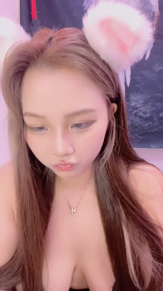 Sexy beauty! Big tits and fat ass, full of sensuality! Vibrator inserted violently into the fat hole and squirted water, extremely tempting