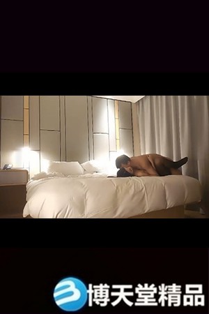 A beautiful girl with long legs is having sex. She puts on black sexy clothes and dances, twists her body, gives blowjobs, and rides on her legs. She then gets fucked hard from the side. (Essence version)