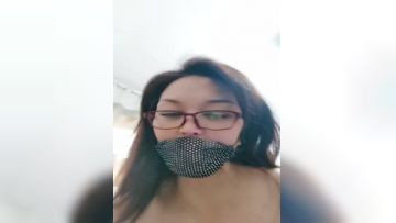 Father-in-law fucks his wife with her face exposed, middle-aged man's sex blowjob with big cock, sucking tits and following instructions, no condom, fucking pussy, pussy is still full of juice, don't miss episode 01