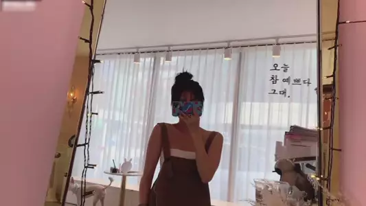 Jenna live waxing pubic hair.