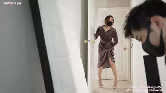 Gentle and dignified wife ✿ Internet celebrity contrast goddess 〖Miffy Rabbit〗BunnyMiffy-2024-04-01 Lonely family young woman seduces decoration master] Footjob crazy climax spray water several times