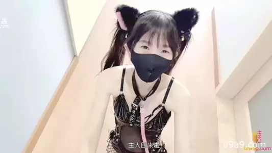 The latest ceiling loli girlfriend pink lover private pet captive loli tail anal plug white tiger tender abalone explosive fucking creampie close-up lewd honey pot. .